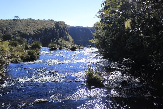 Photo vue panoramique de la rivière sur un ciel bleu clair