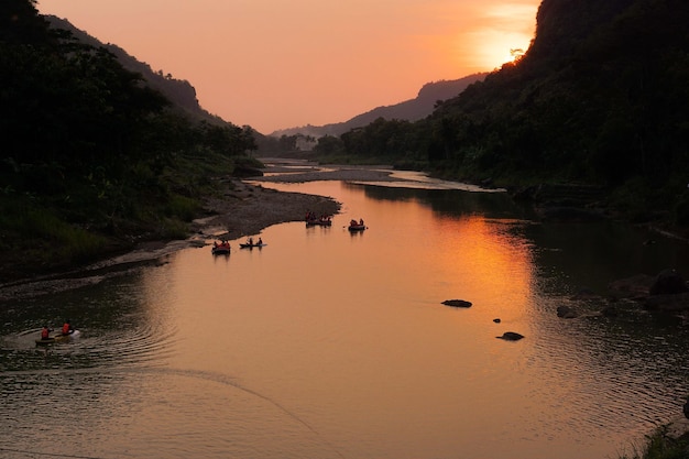 Photo vue panoramique de la rivière contre le ciel au coucher du soleil