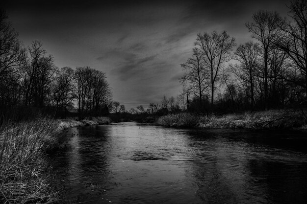 Photo vue panoramique de la rivière contre le ciel au crépuscule