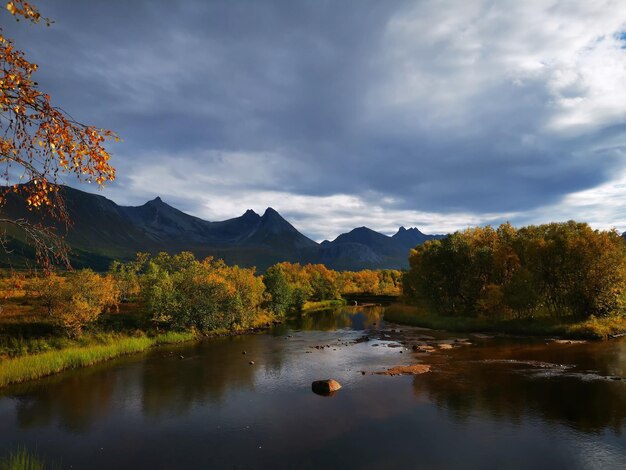 Vue panoramique de la rivière contre le ciel en automne