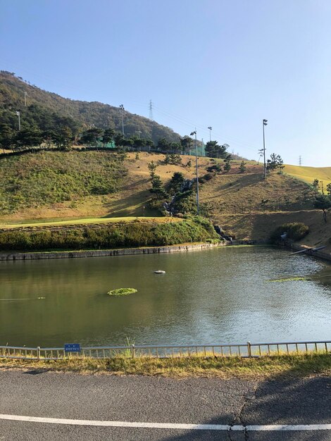 Photo vue panoramique de la rivière contre un ciel dégagé