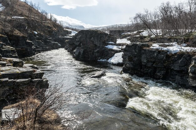 Vue panoramique de la rivière contre le ciel en hiver