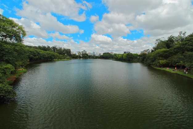 Photo vue panoramique de la rivière contre le ciel