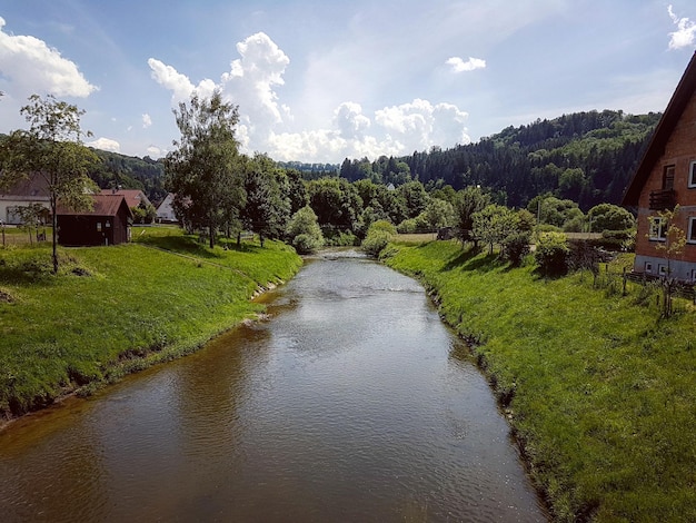 Photo vue panoramique de la rivière contre le ciel