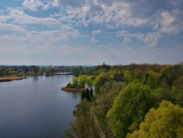 Vue panoramique de la rivière contre le ciel