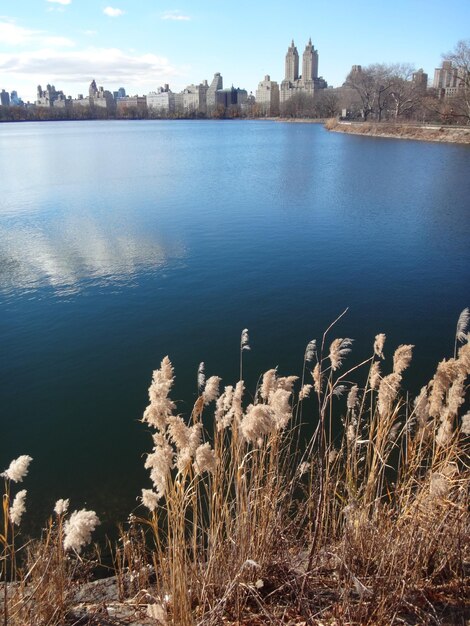 Vue panoramique de la rivière en face de la ville contre le ciel