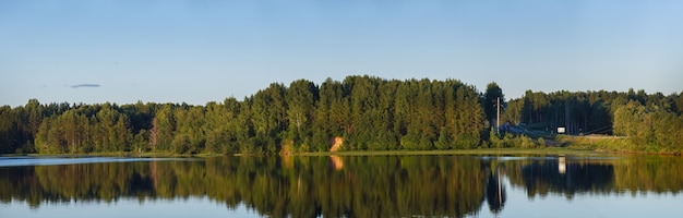 Vue panoramique sur la rivière et la forêt en bord de mer