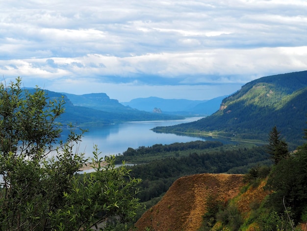 Vue panoramique de la rivière et des montagnes contre un ciel nuageux
