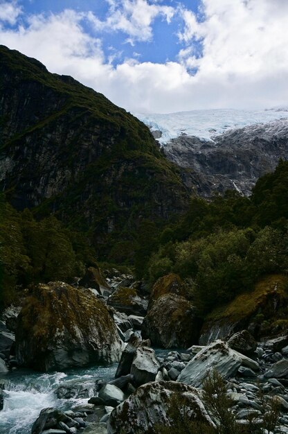 Vue panoramique de la rivière et des montagnes contre le ciel