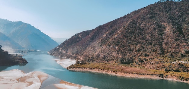 Vue panoramique de la rivière et des montagnes contre le ciel
