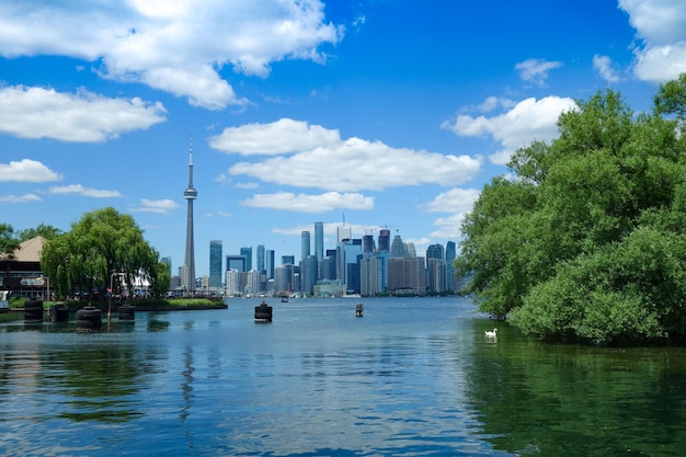 Vue panoramique de la rivière Ontario par les bâtiments de la ville contre le ciel