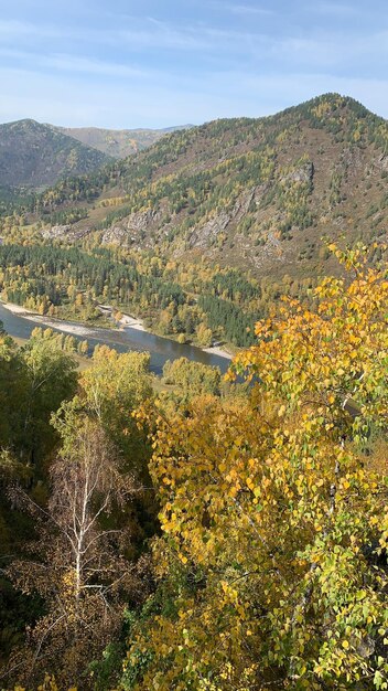 Photo vue panoramique de la rivière par les montagnes contre le ciel