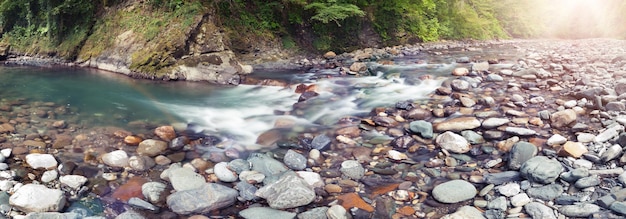 Vue panoramique de la rivière Sotchi dans les montagnes plus près de la tête de la rivière, reflets de l'objectif