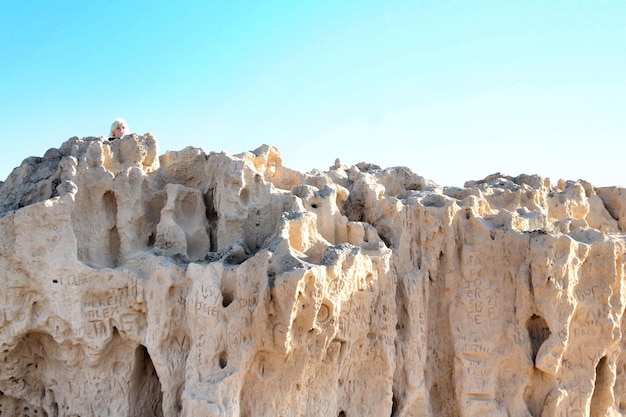 Vue panoramique des rochers sur un ciel dégagé