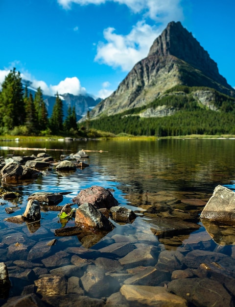 Photo vue panoramique des rochers dans le lac contre le ciel