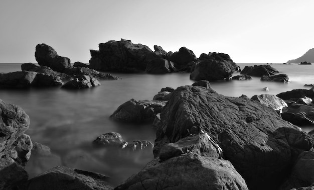 Vue panoramique des rochers dans la mer contre un ciel dégagé