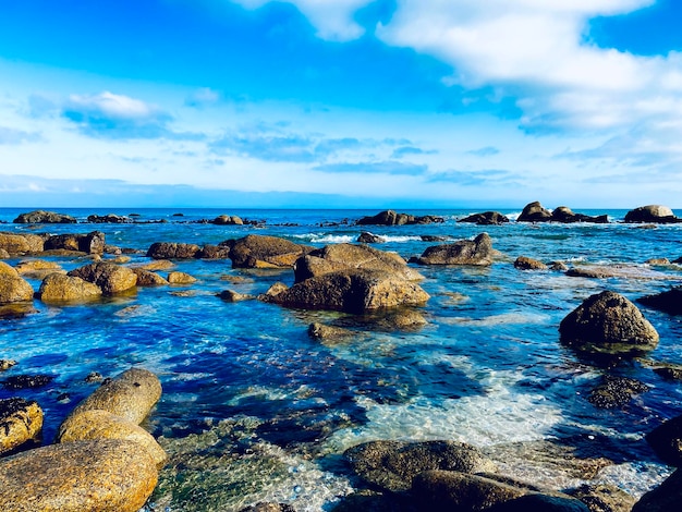 Photo vue panoramique des rochers dans la mer contre le ciel