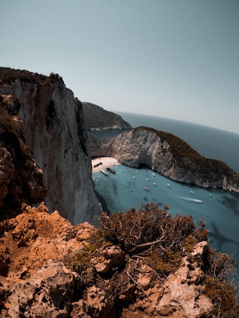 Photo vue panoramique des rochers par la mer contre un ciel dégagé