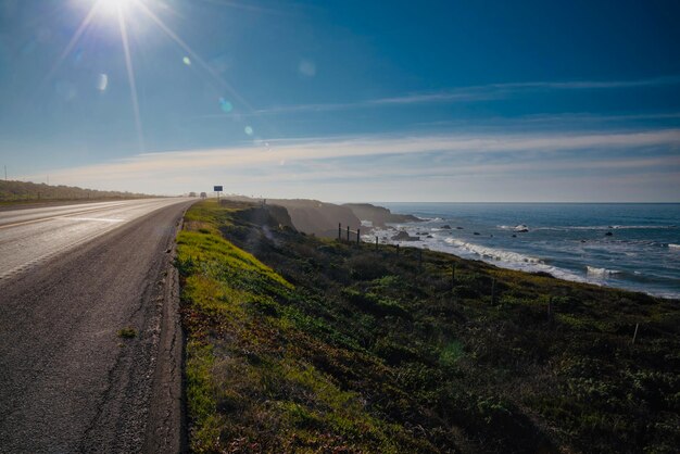 Vue panoramique de la route par la mer contre le ciel