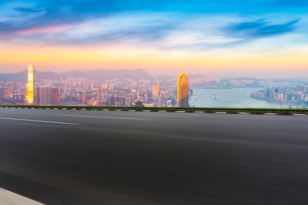 Vue panoramique de la route vide en ville