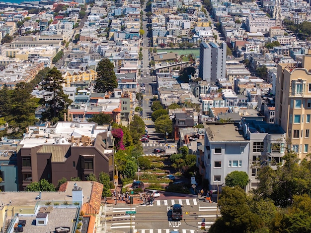 Vue panoramique de la rue lombard aérienne et de la rue est-ouest à san francisco en Californie