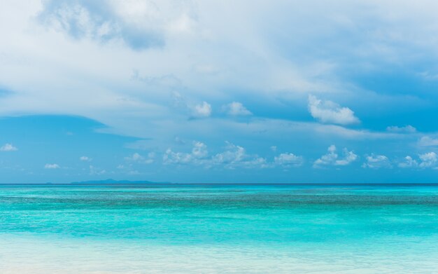 vue panoramique de la saison d&#39;été très belle mer bleue et ciel clair. meilleur pour les vacances