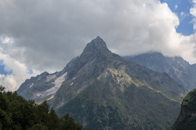 Vue panoramique sur la scène des montagnes dans le parc national de Dombay, Caucase, Russie. Paysage d'été, temps ensoleillé et journée ensoleillée