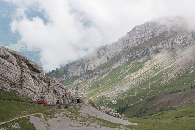 Vue panoramique sur la scène des montagnes du haut Pilatus Kulm dans le parc national de Lucerne, Suisse, Europe. Paysage d'été, temps ensoleillé, ciel bleu dramatique et journée ensoleillée