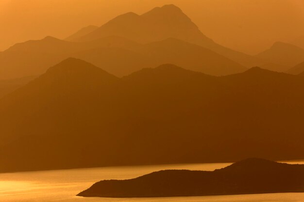 Vue panoramique de la silhouette de la montagne contre le ciel au coucher du soleil