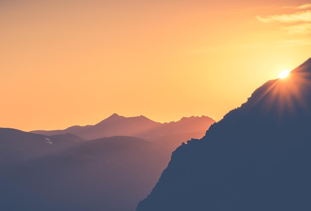 Vue panoramique des silhouettes de montagnes au crépuscule