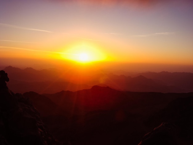 Photo vue panoramique des silhouettes de montagnes contre le ciel au coucher du soleil