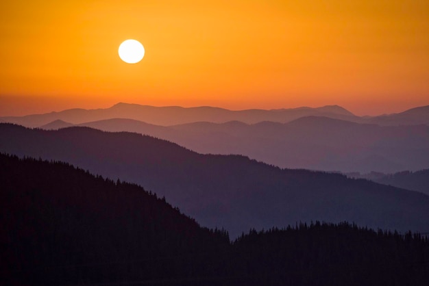 Vue panoramique des silhouettes de montagnes contre le ciel au coucher du soleil