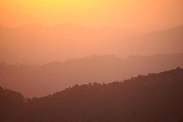 Vue panoramique des silhouettes de montagnes contre le ciel au coucher du soleil