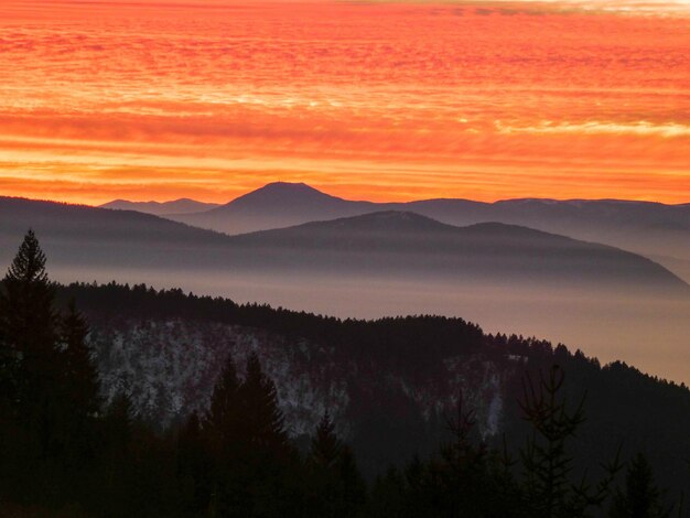 Photo vue panoramique des silhouettes de montagnes contre le ciel au coucher du soleil