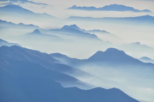 Vue panoramique des silhouettes des montagnes