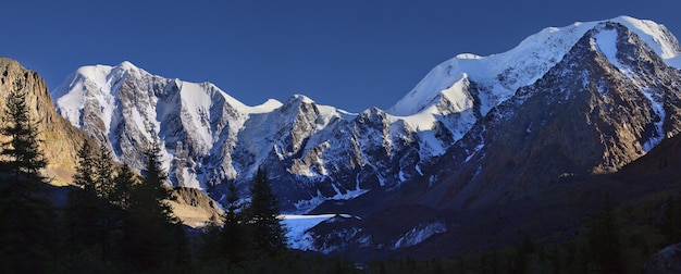 Vue panoramique sur les sommets enneigés dans la lumière du soir