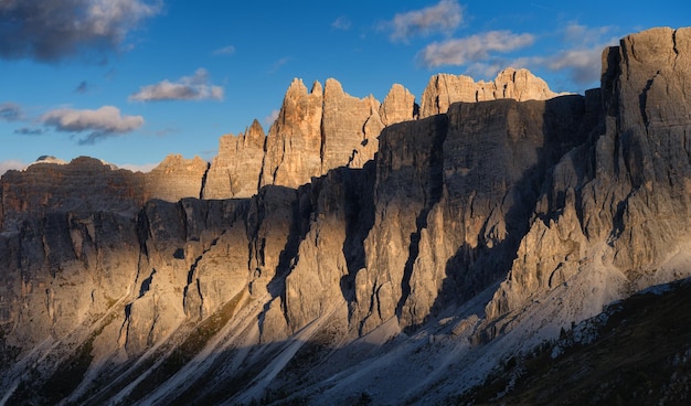 Vue panoramique sur les sommets des montagnes pendant le coucher du soleil Les Alpes Dolomites Italie Paysage naturel dans les hautes terres Photo grande résolution