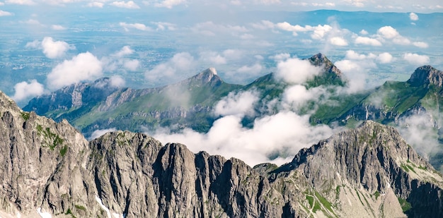 Vue panoramique sur les sommets des tatras et les rochers couverts de nuages