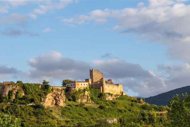 Vue panoramique sur la spectaculaire ville médiévale de Frias construite sur une colline Espagne