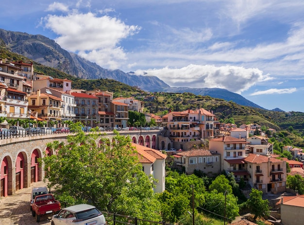 Vue panoramique de la station balnéaire d'Arachova dans les montagnes du Parnasse en Grèce lors d'une journée ensoleillée