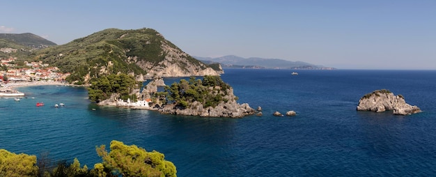 Vue panoramique sur la station balnéaire de Parga la mer la plage et les îlots sur une journée d'été ensoleillée région de l'Épire Grèce