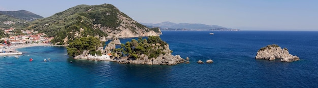 Vue panoramique sur la station balnéaire de Parga la mer la plage et les îlots sur une journée d'été ensoleillée région de l'Épire Grèce