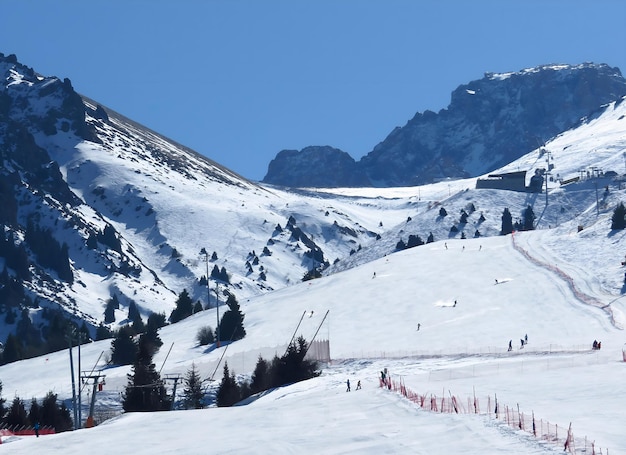 Vue panoramique sur la station de ski d'Almaty Shymbulak