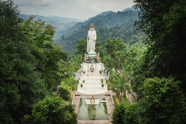 Vue panoramique sur la statue géante de Guan Yin dans le temple Wat Bang Riang à Phangnga Thaïlande