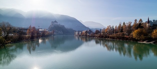 Vue panoramique sur la surface lisse de la rivière avant la forteresse de Kufstein, Autriche.