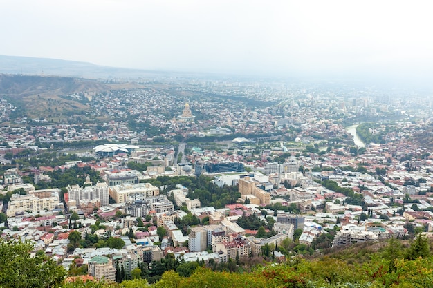 Vue panoramique de Tbilissi avec Sameba, l'église de la Trinité et d'autres monuments. Paysage urbain