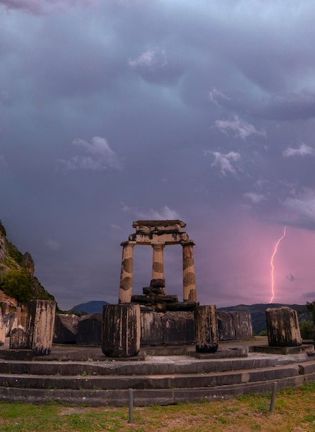 Vue panoramique sur Temple Athena Pronaia parmi les montagnes de Delphes, Grèce contre un ciel d'orage