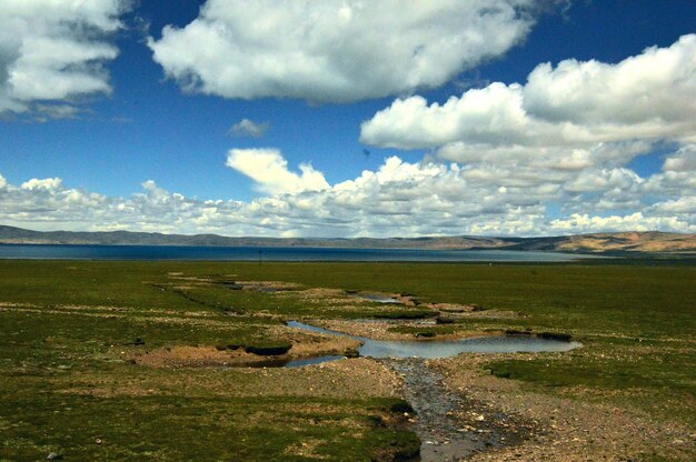 Vue panoramique de la terre contre le ciel