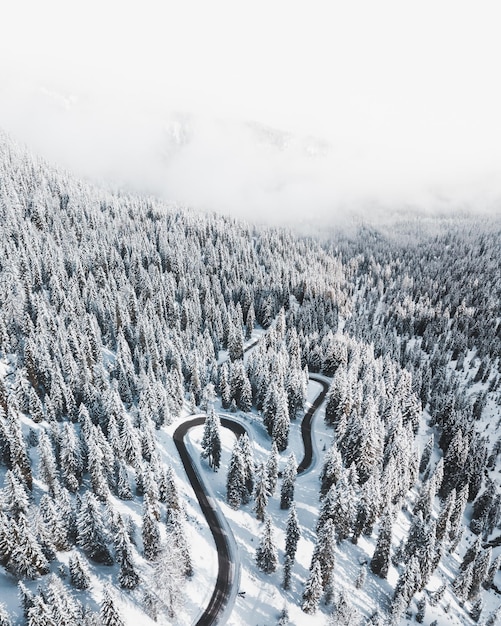 Vue panoramique de la terre couverte de neige contre le ciel