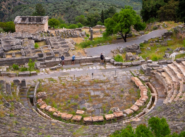 Vue panoramique sur le théâtre antique de Delphes sur fond de montagnes en Grèce